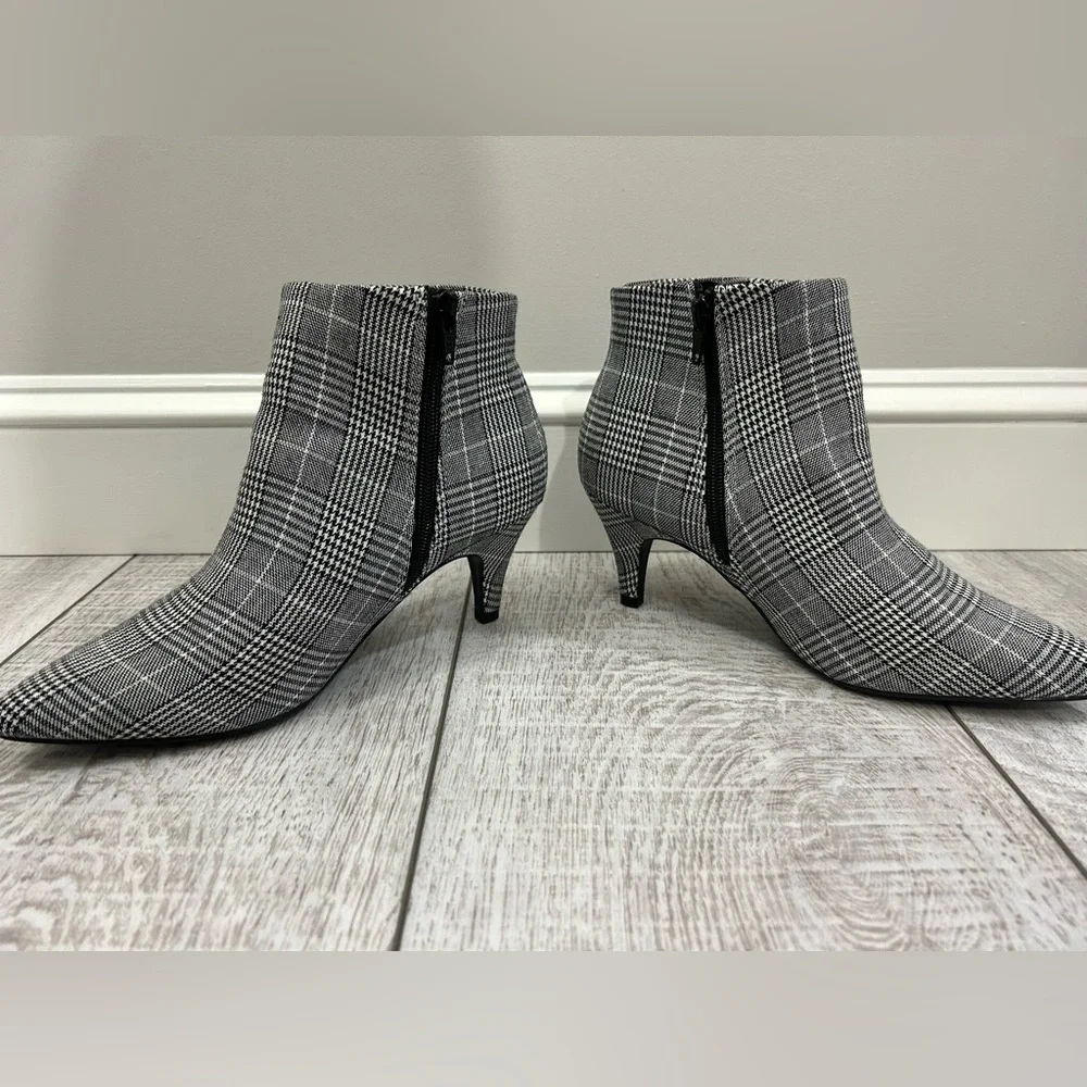 Simply Vera Wang Renata Ankle Boots - Picture 6 of 7